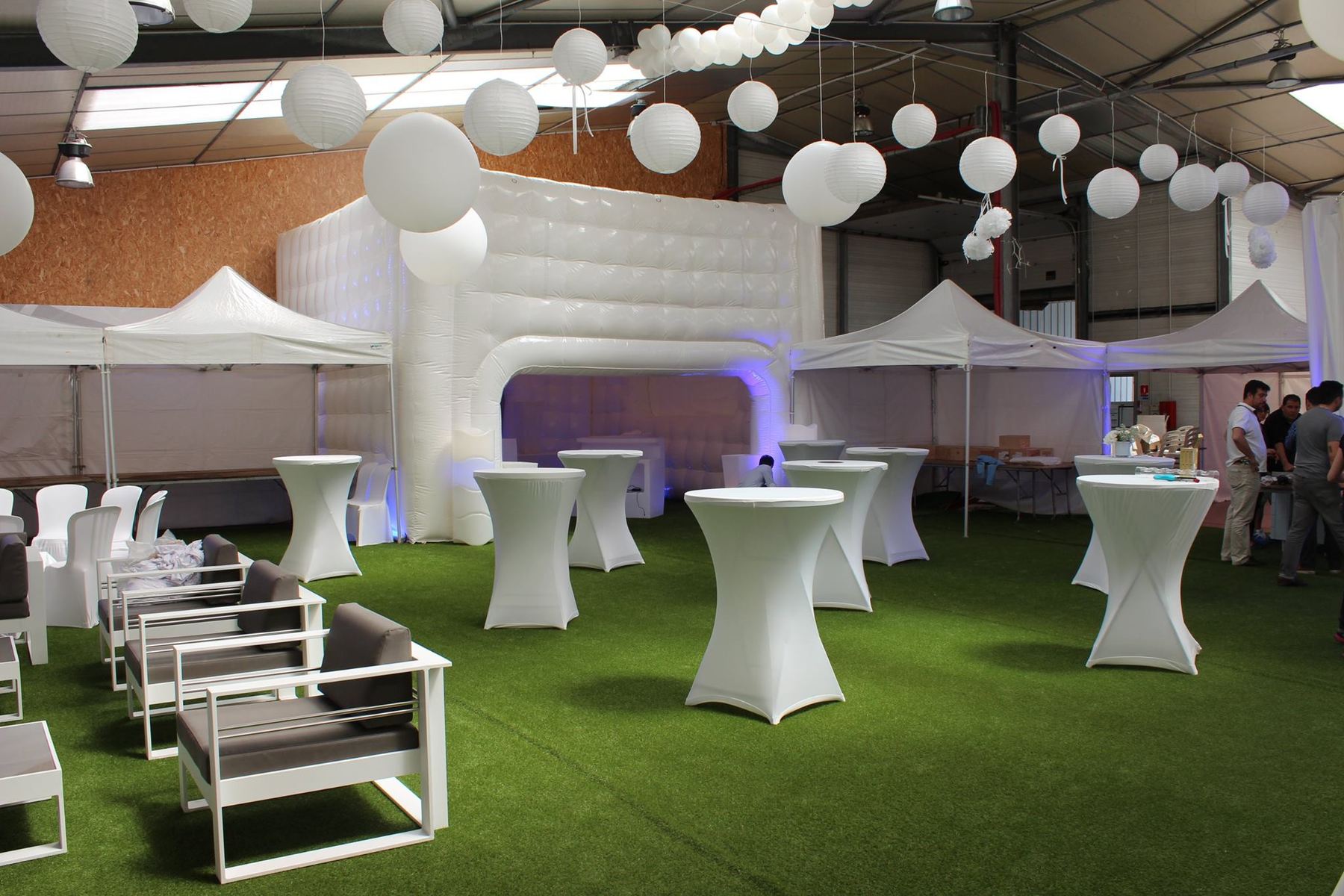 Soirée d'entreprise à la rochelle , avec cube gonflable et mange-debout