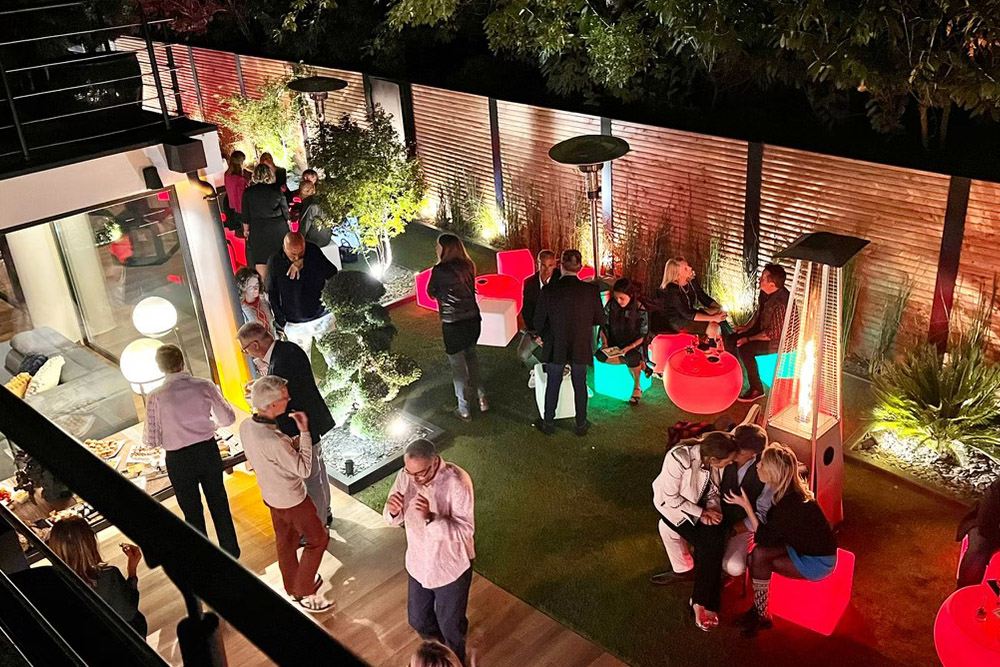 Cubes et tables basse lumineux accompagnés de parasols chauffants