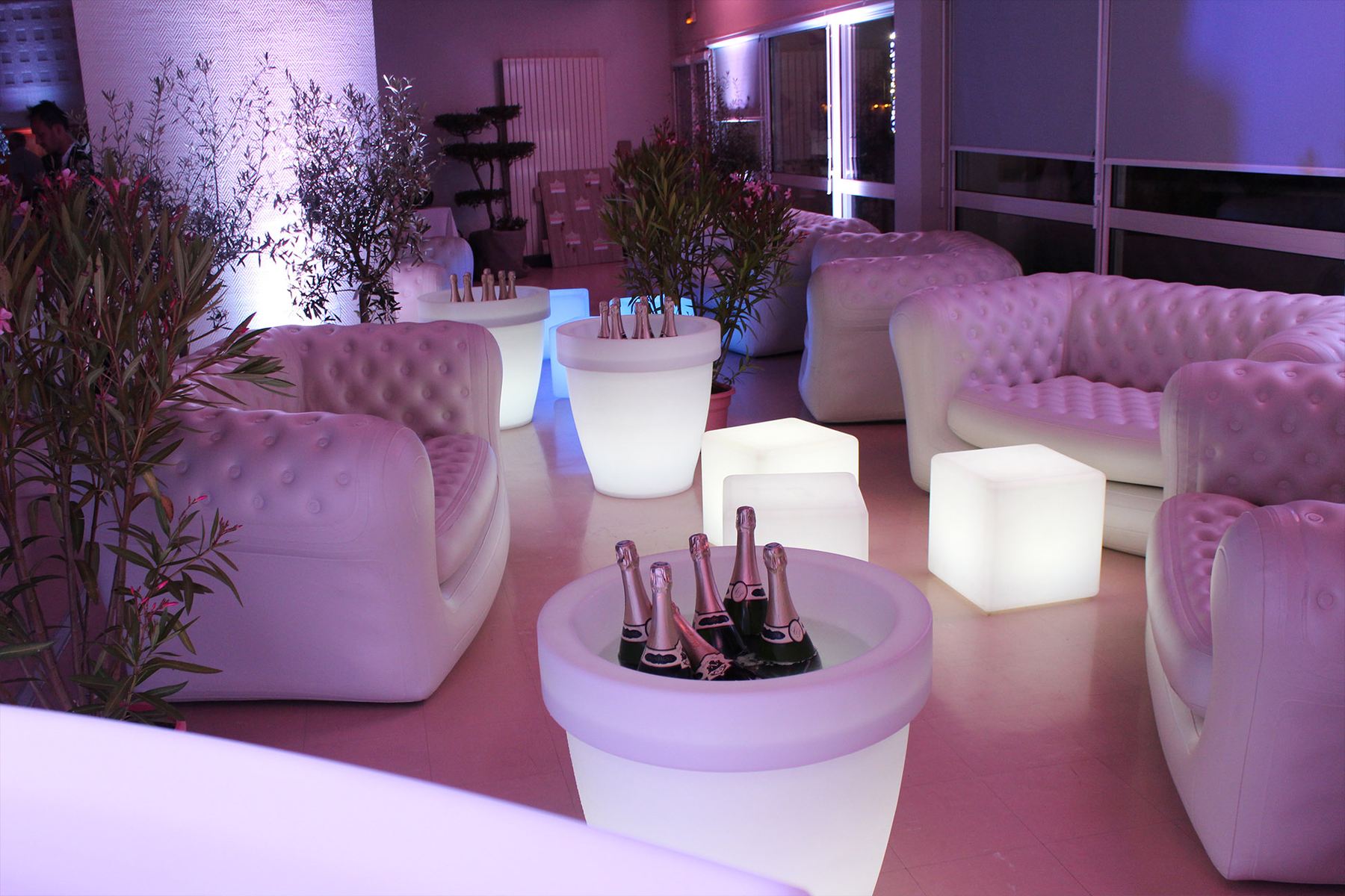 Chesterfield gonflable a la location avec mobilier lumineux