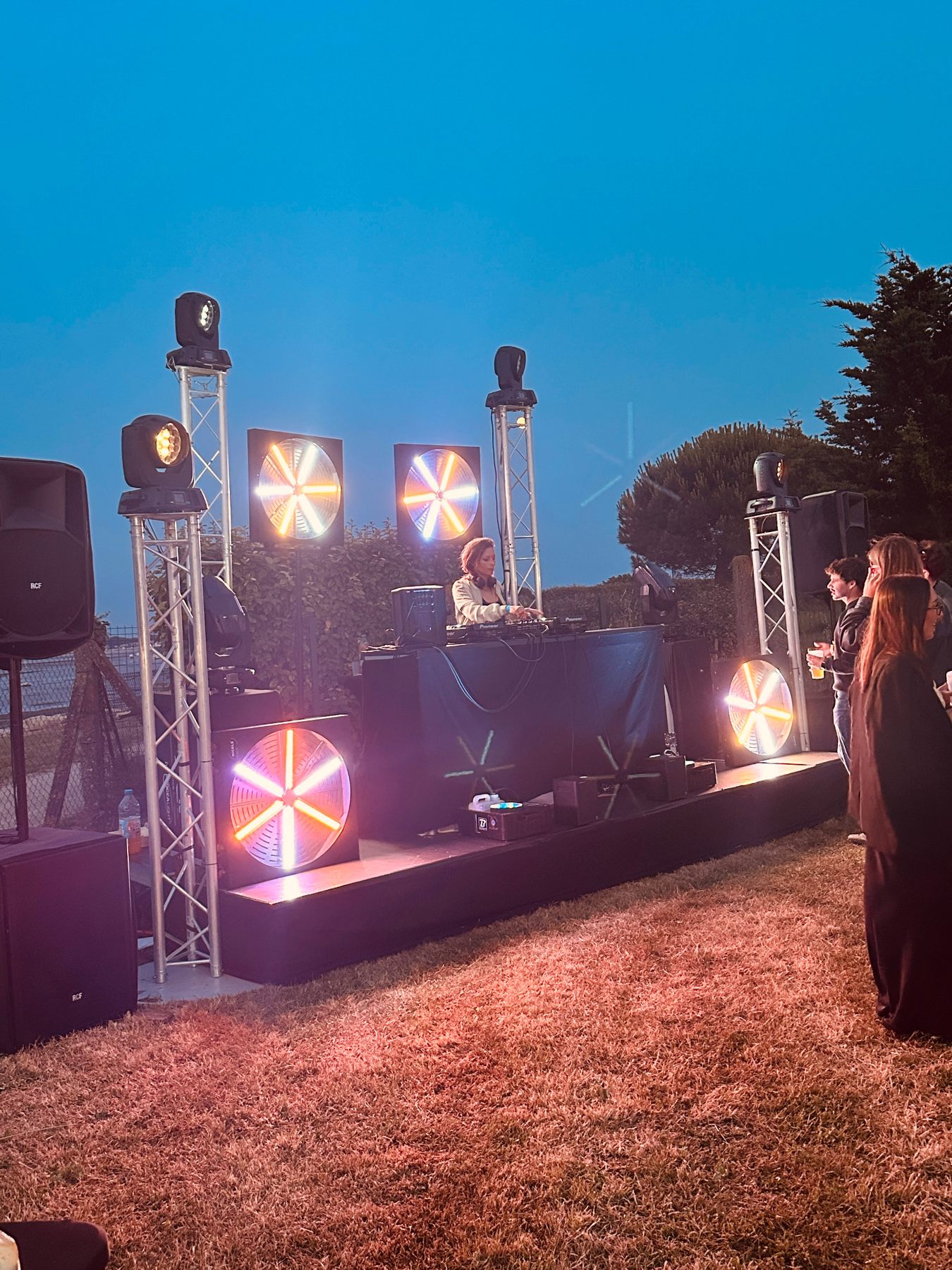Installation DJ en plein air avec projecteurs et structures de lumière