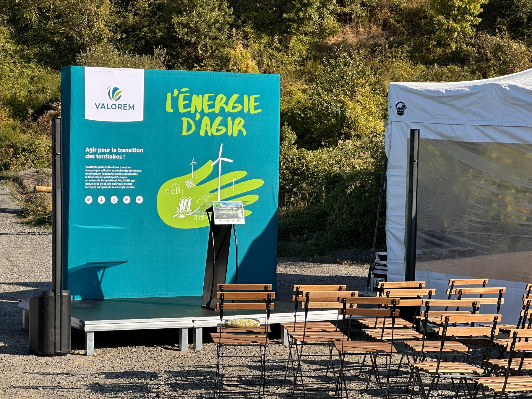 Podium extérieur avec pupitre, microphone et chaises pour une prise de parole