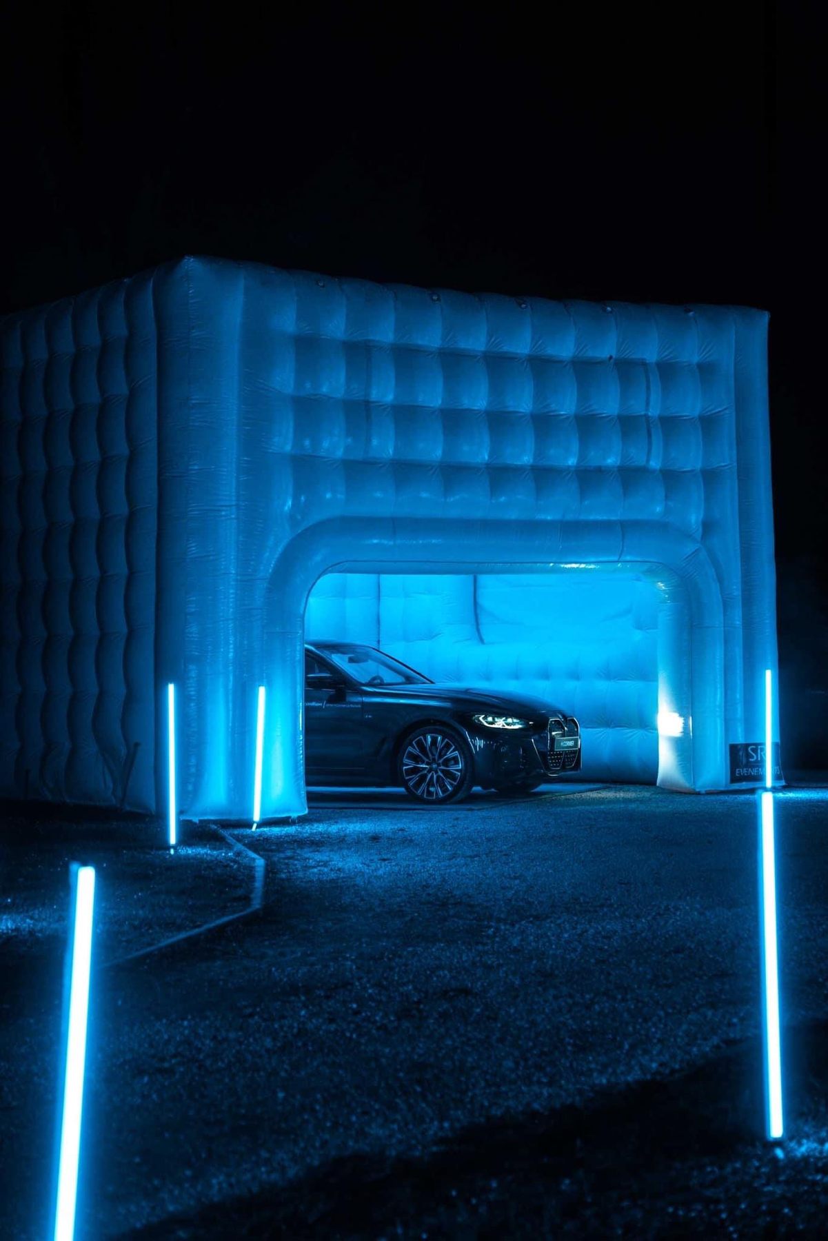 Présentation d’un véhicule sous une structure gonflable éclairée en bleu