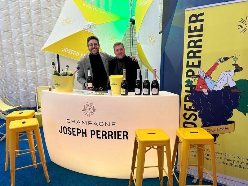 Stand de salon avec comptoir de présentation et mobilier jaune