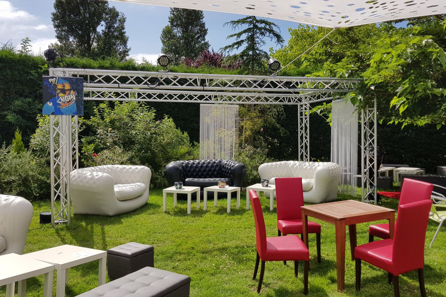 chesterfield gonflable sur une garden-party a l’île de Ré