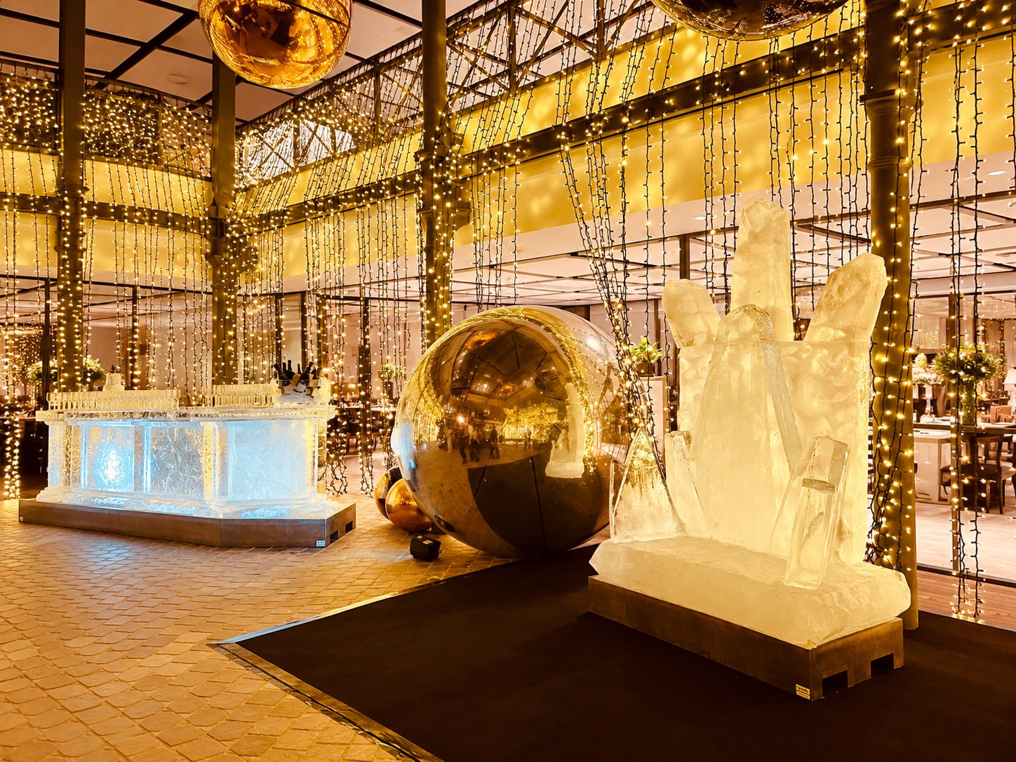 Décoration lumineuse d’un atrium avec sphères miroir et installations éclairées