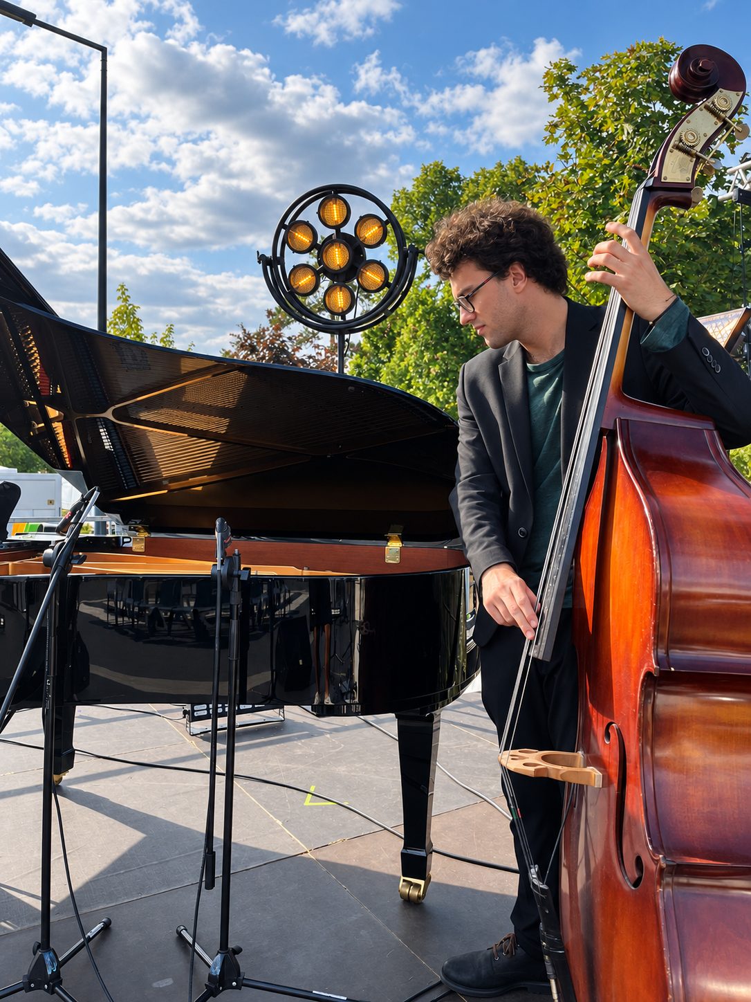 Contrebassiste et piano en extérieur avec éclairage de scène