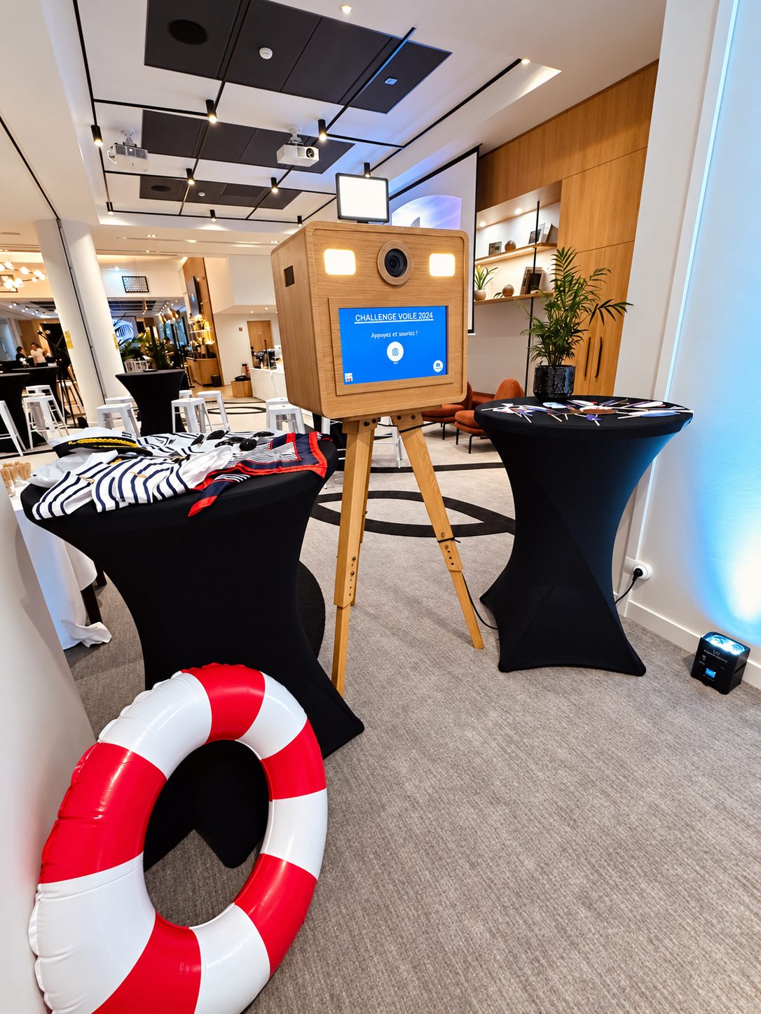 Espace photobooth sur le thème marin avec accessoires et éclairage bleu