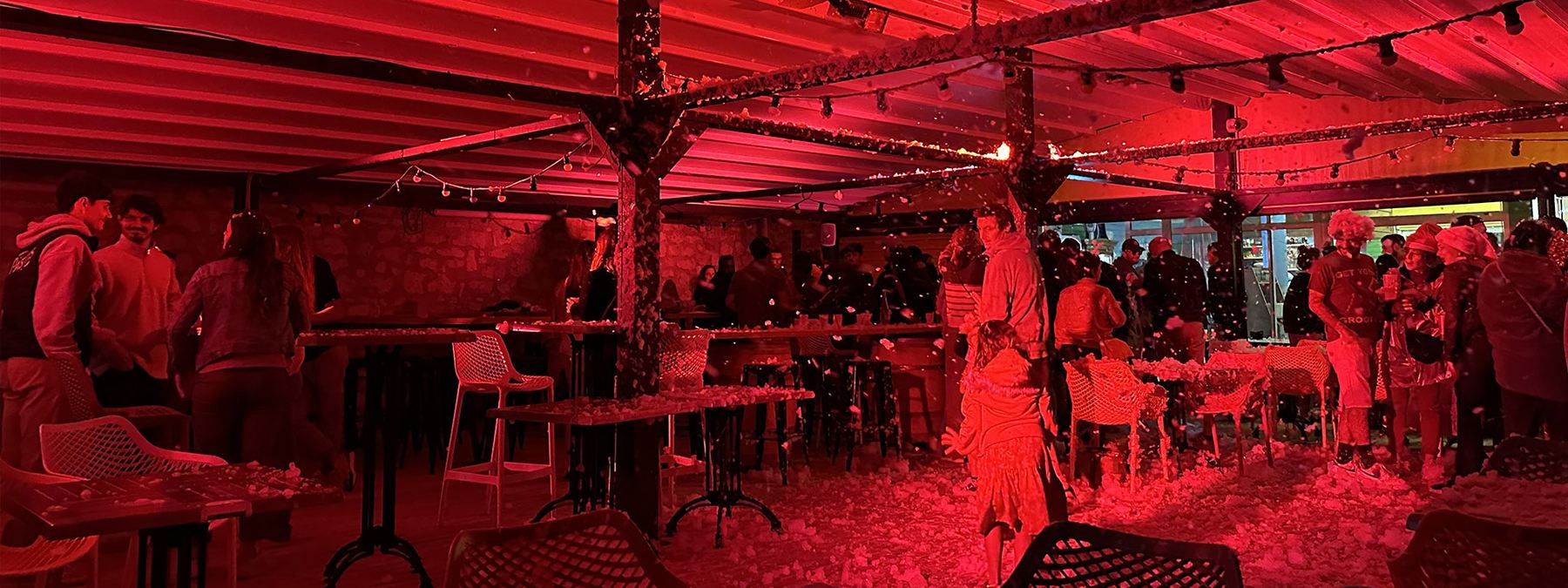 Soirée mousse et éclairage dans un restaurant