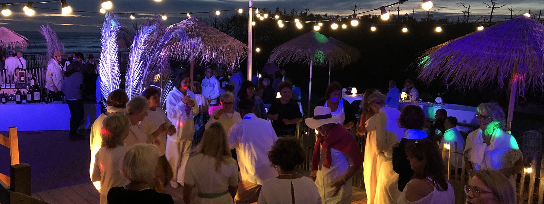 Prestation DJ et Éclairage avec les guirlandes guinguettes pour une soirée blanche sur la plage