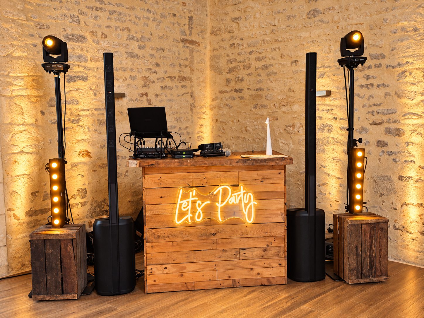 Installation DJ avec bar en bois, enseigne Let’s Party et éclairage ambré
