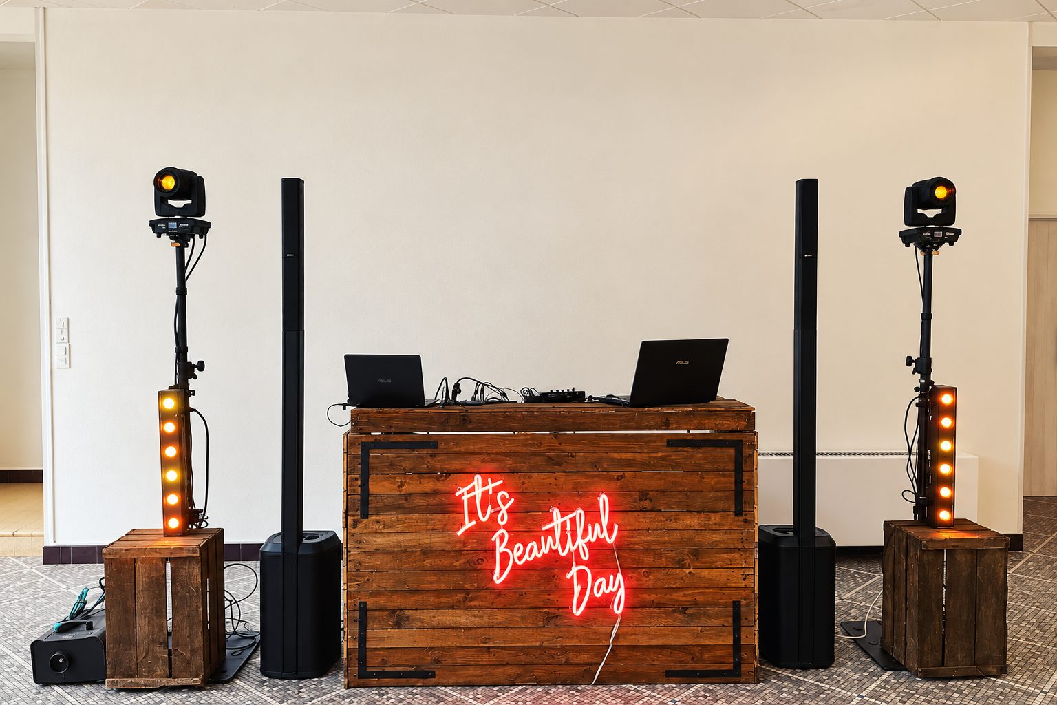 Bar DJ en bois, enseigne lumineuse rouge, enceintes colonne et éclairages