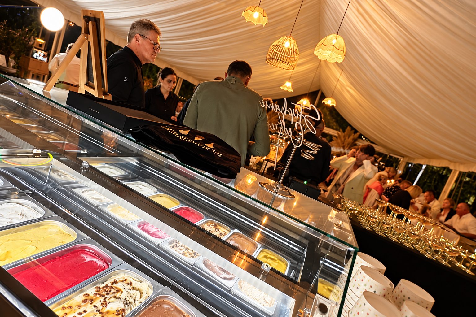 Comptoir de glaces au cours d’une réception sous une tente drapée