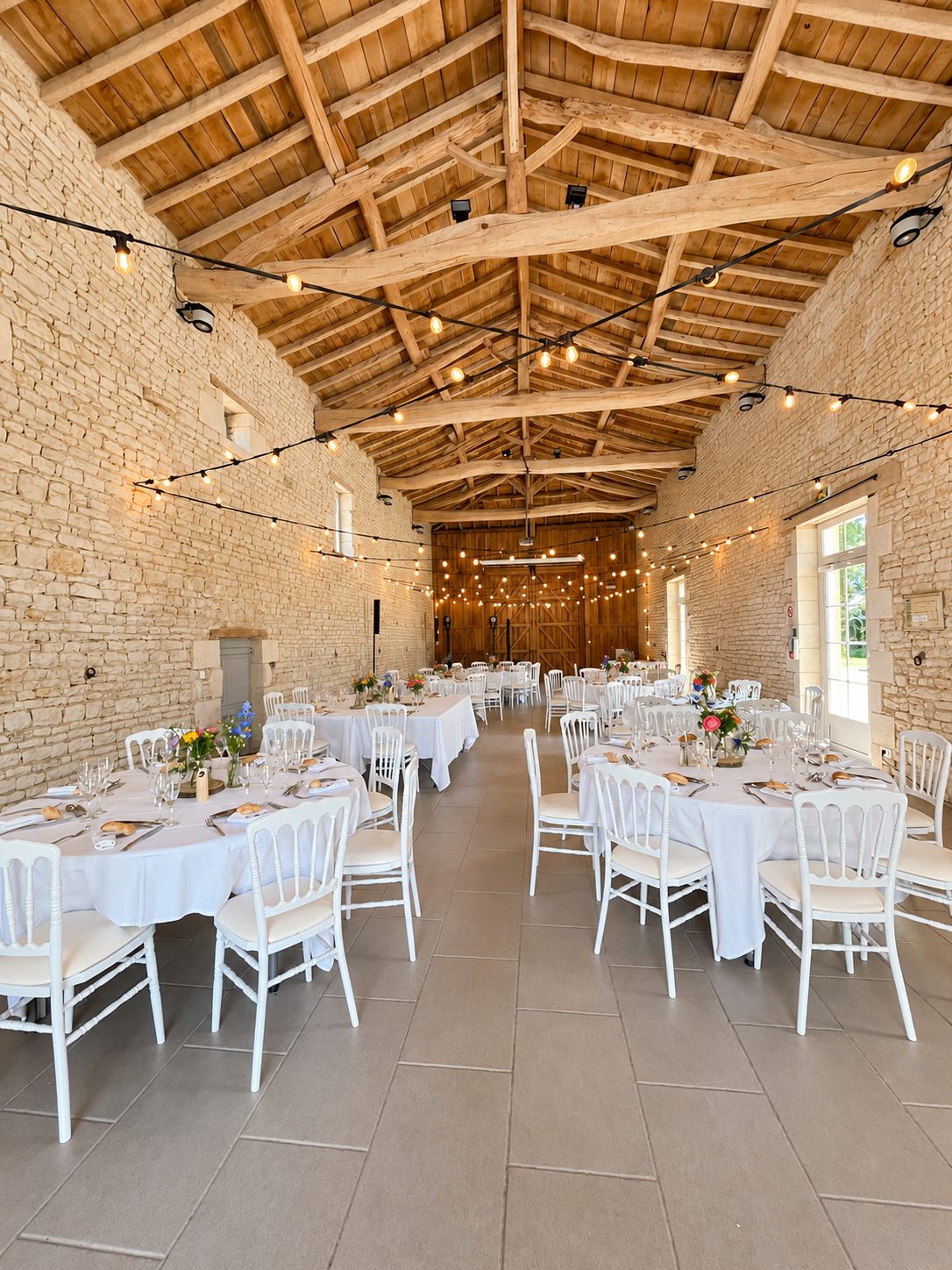 Réception de mariage dans une salle en pierre