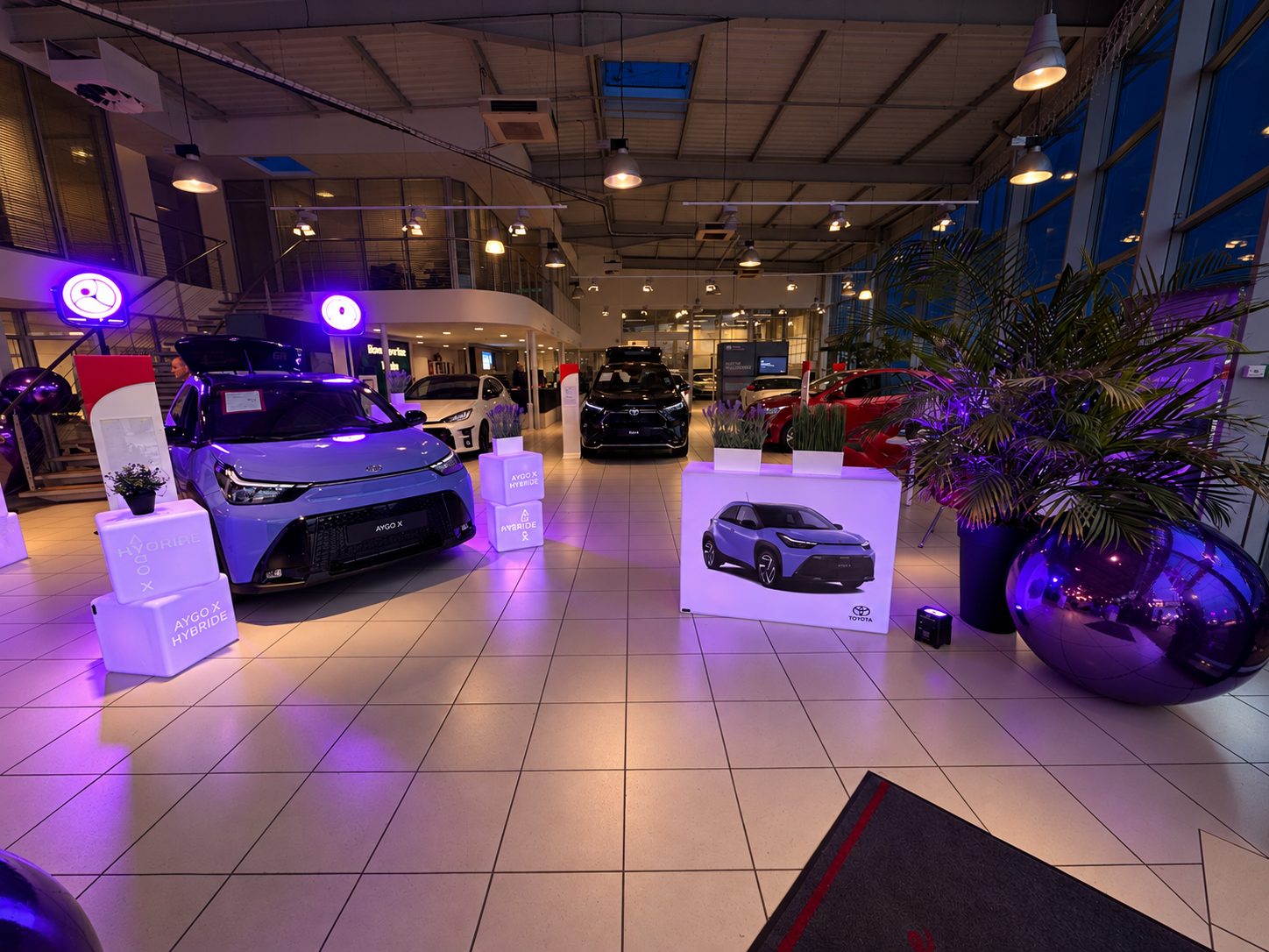 Lancement automobile avec éclairage violet et mobilier lumineux dans une concession